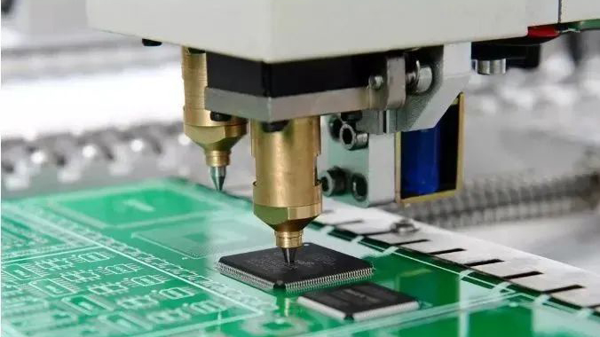 薛定諤的點(diǎn)膠：簡(jiǎn)析業(yè)界多年?duì)幾h，手機(jī)該不該點(diǎn)膠？